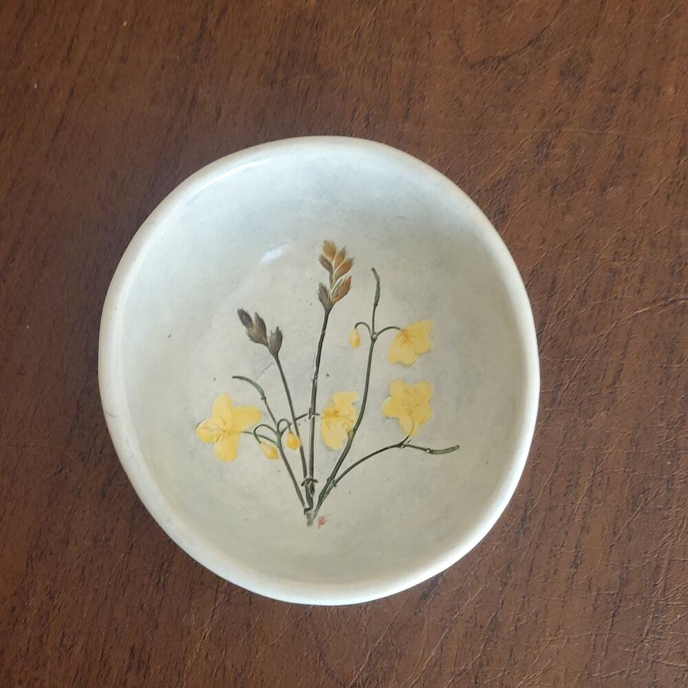 Vtg Salt Marsh Pottery Yellow Wildflower Trinket Dish Wall Plaque Hanging 1991